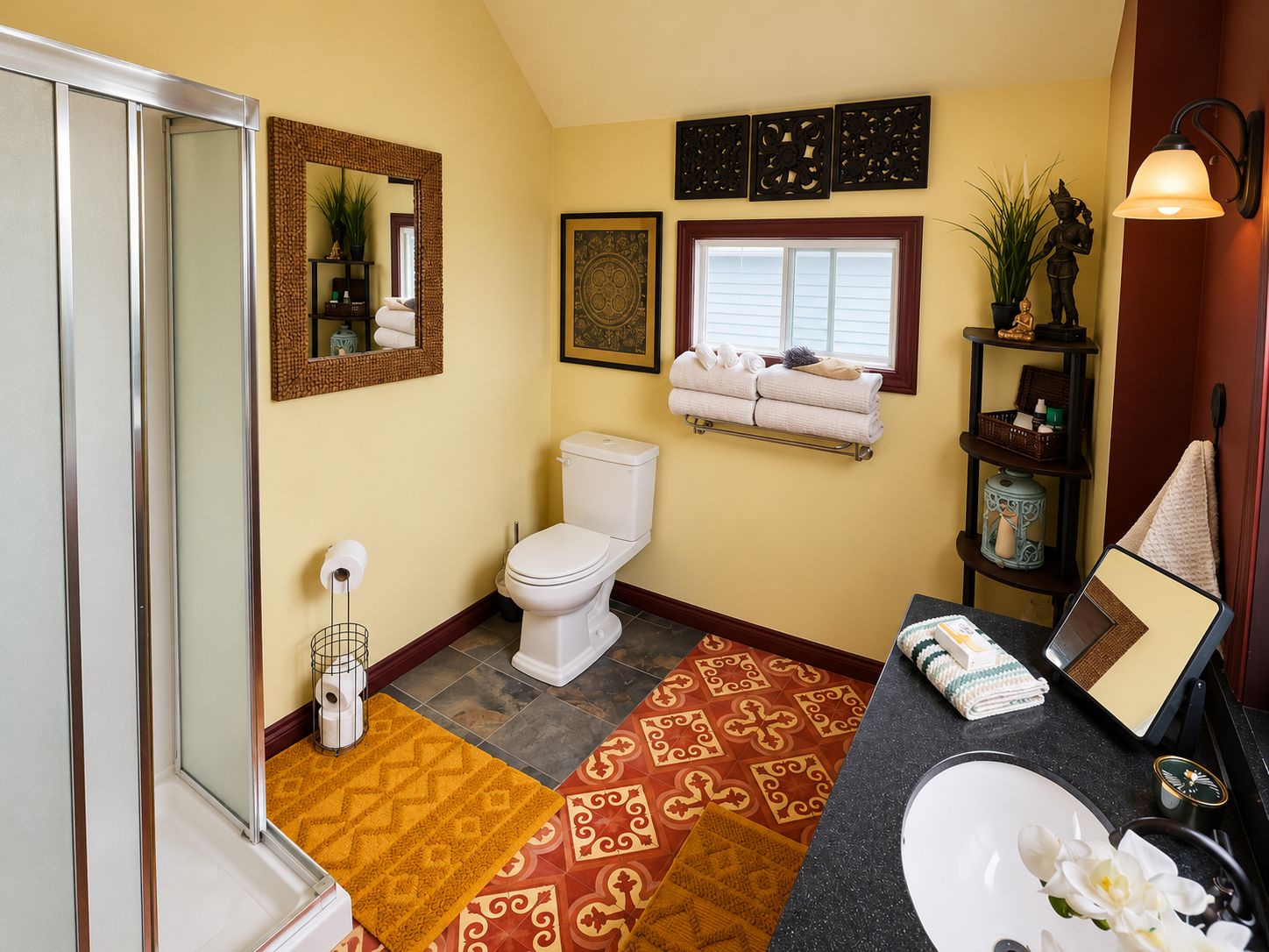Un baño con inodoro, lavamanos, ducha y elementos decorativos como espejo, toallero y detalles en la pared.