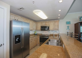 Full-sized fridge, microwave, oven, stovetop