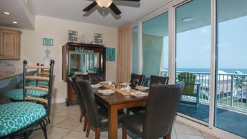 Condo, 2 Bedrooms, Balcony, Ocean View (505) | In-room dining