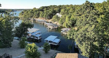 Centrally Located~3 Floors~Private Dock~Sleeps 16~ Waterfront-Lots of Outdoor Space- Lilly Pad