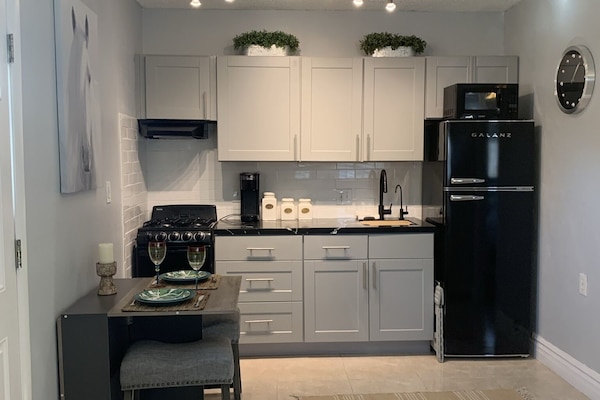 Kjøleskap, mikrobølgeovn, ovn og kokeplater