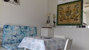 Living room - Charmant Appartement à 5min à Pieds de la Plage de Sa Conca (S'Agaró)