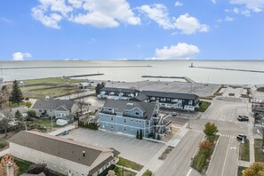 Une ville côtière dotée d’un port de plaisance, d’une jetée et d’un grand immeuble à étages.