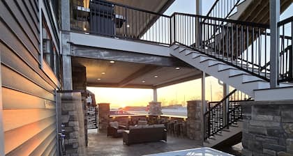 Suite A: New pool and hot tub for 2026! Relax & Unwind, Sleeps 18