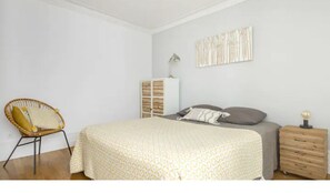 1 slaapkamer, een bureau, een strijkplank/strijkijzer, gratis wifi