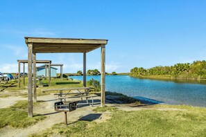 Outdoor dining - Beachfront Beauty w/ 2 King Suites, 2 Covered Decks, Panoramic Gulf Views 24/7 (Galveston)