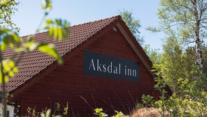 A wooden building with a sign reading "Aksdal inn". - Aksdal Inn Motell (Tysvaer)