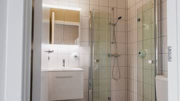 Comfort Double Room | Bathroom | Shower, towels