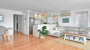Un apartamento moderno con cocina, comedor y sala de estar.