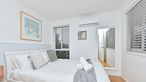 Room - Cois Farraige - Beside the Sea "Irish" (Corlette)