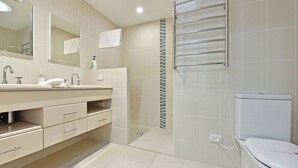 Bathroom - Cois Farraige - Beside the Sea "Irish" (Corlette)