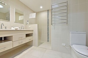 Een douche, een haardroger, handdoeken