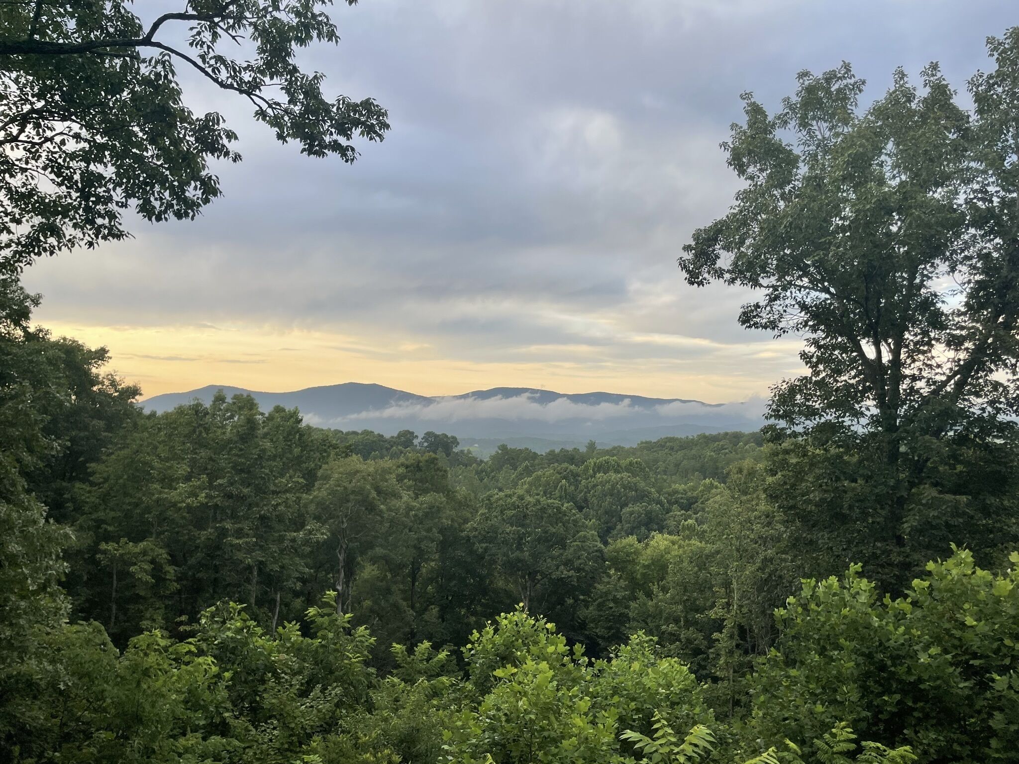 Panoramic Mountain View - hot tub, pool table, foosball, basketball, fire pit