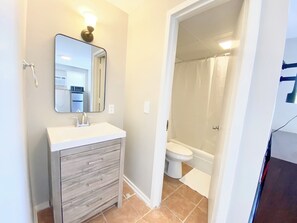 Dusche, Handtücher, Seife, Toilettenpapier