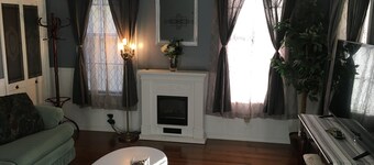 Lovely 3 bed 2 bath old fashioned house with coffee bar