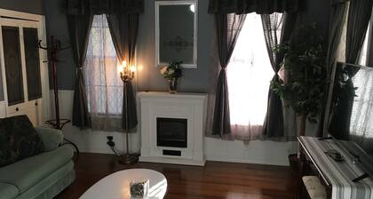 Lovely 3 bed 2 bath old fashioned house with coffee bar