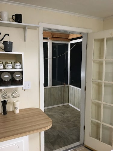 Lovely 3 bed 2 bath old fashioned house with coffee bar