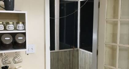 Lovely 3 bed 2 bath old fashioned house with coffee bar