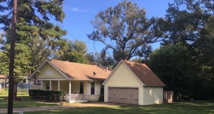 Lovely 3 bed 2 bath old fashioned house with coffee bar
