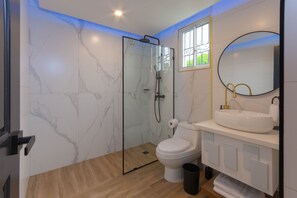 Douche, sèche-cheveux, serviettes fournies, savon
