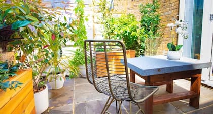 Luxury Flat w/ KING bed & garden + Steam room!