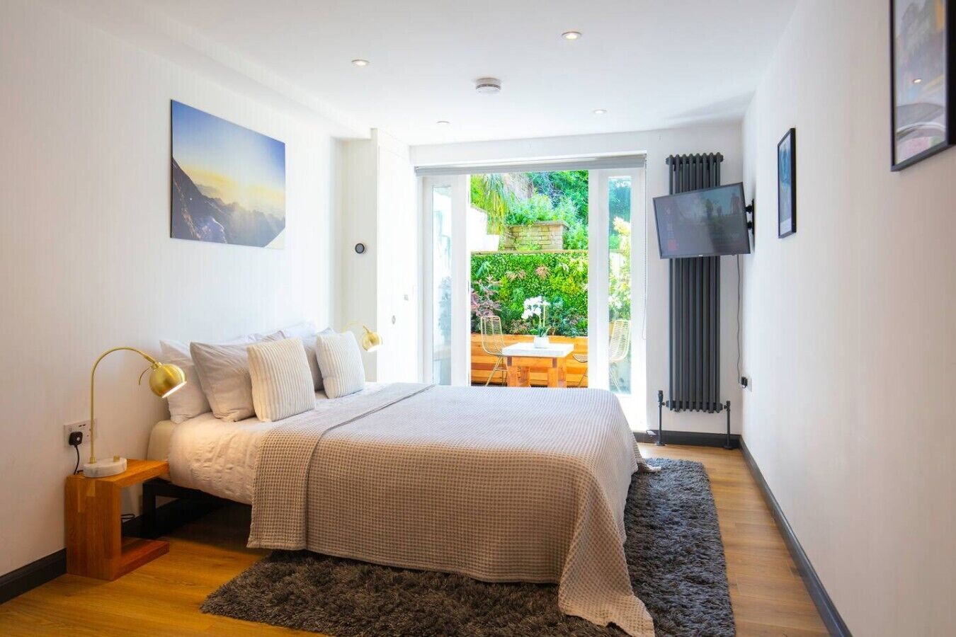 Desk, iron/ironing board, WiFi, bed sheets