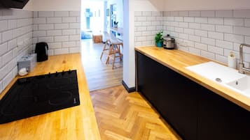 Een koelkast, een oven, een koffiezetapparaat/waterkoker
