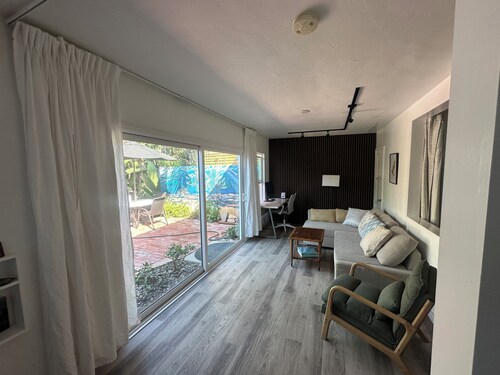 Beach & town 2 blocks away. Private. Families & dogs. Safe parking. 