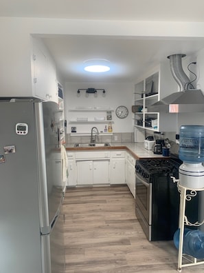 Refrigerador, microondas, horno y parrilla de estufa 