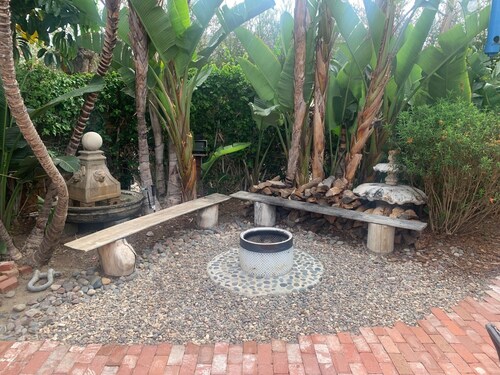 Beach & town 2 blocks away. Private. Families & dogs. Safe parking. 