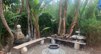 Beach & town 2 blocks away. Private. Families & dogs. Safe parking.