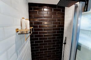 Combined shower/bathtub, hair dryer, towels, soap - Colonial Oasis w/Pool & Spa 🏖 Near Hwy, Sleeps 9 (Mission)