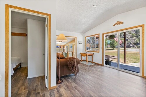 Montana Missouri River Fly Fishing Lodge -3BR & 2 bath, Sleeps 8