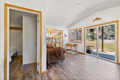 Montana Missouri River Fly Fishing Lodge -3BR & 2 bath, Sleeps 8