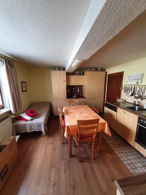 ثلاجة، ميكروويف، فرن، موقد طهي مسطح