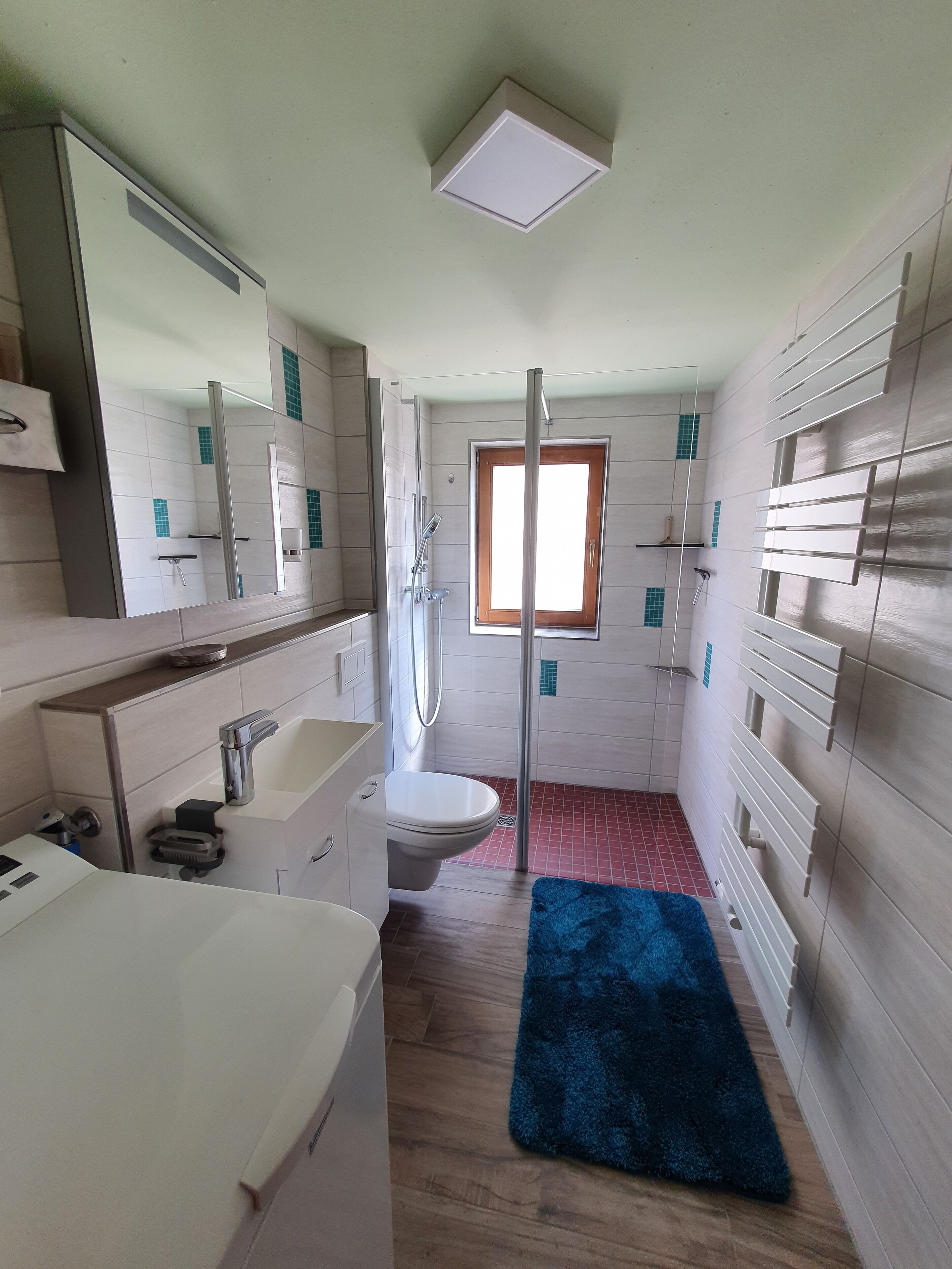 Douche, serviettes fournies, savon, papier toilette