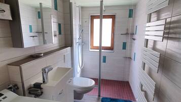 Douche, serviettes fournies, savon, papier toilette