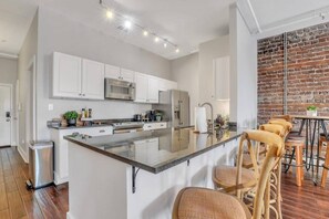 Fridge, microwave, oven, stovetop - Broughton Street Bungalow - Steps to Everything! (Savannah)