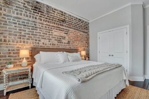 3 bedrooms, iron/ironing board, WiFi, bed sheets - Broughton Street Bungalow - Steps to Everything! (Savannah)