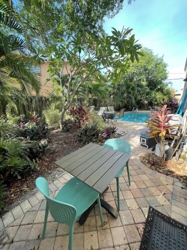 Cheerful 2 bedroom townhouse with pool
