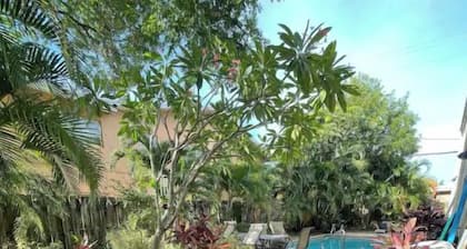 Cheerful 2 bedroom townhouse with pool