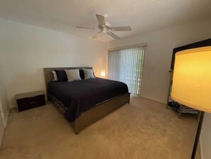 2 室のベッドルーム、デスク、WiFi (無料)、ベッドシーツ