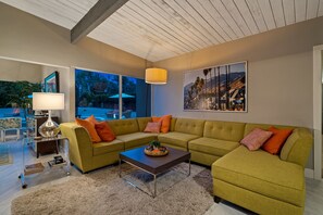 Smart-TV, DVD-Player, Bücher, Videothek