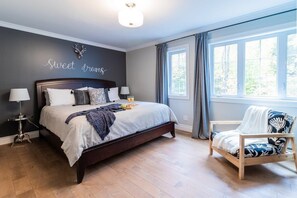 5 室のベッドルーム、デスク、アイロン / アイロン台、旅行用ベビーベッド