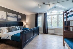 5 dormitorios, escritorio, tabla de planchar con plancha y cuna de viaje