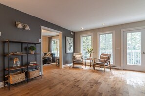 テレビ、暖炉、DVD プレーヤー、書斎 / ワークスペース