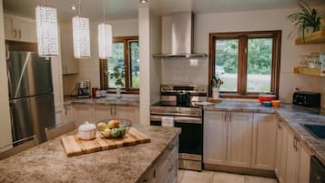 Refrigerador, microondas, horno y parrilla de estufa