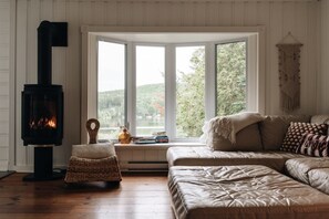 TV, lareira, pebolim, escritórios