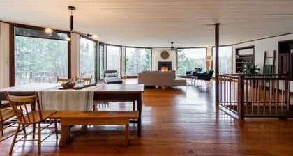 L'Orford Forest Dream: Hot Tub, Fireplace & Views