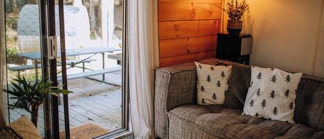 Una televisión, una chimenea